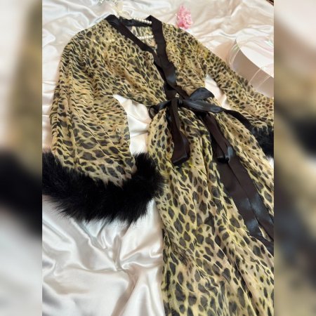 روب تايجر مع ريش على الاطراف طويل
